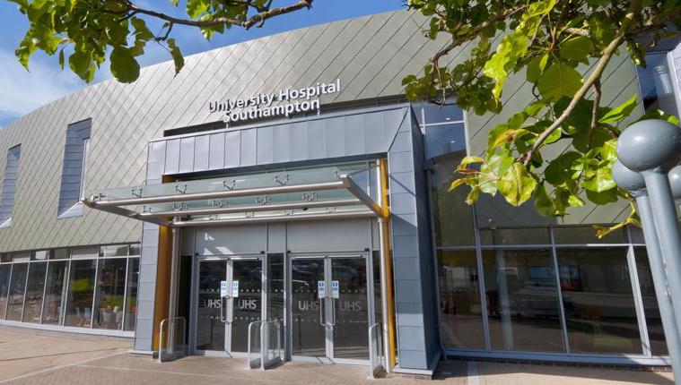 Photo of the front of Southampton General Hospital