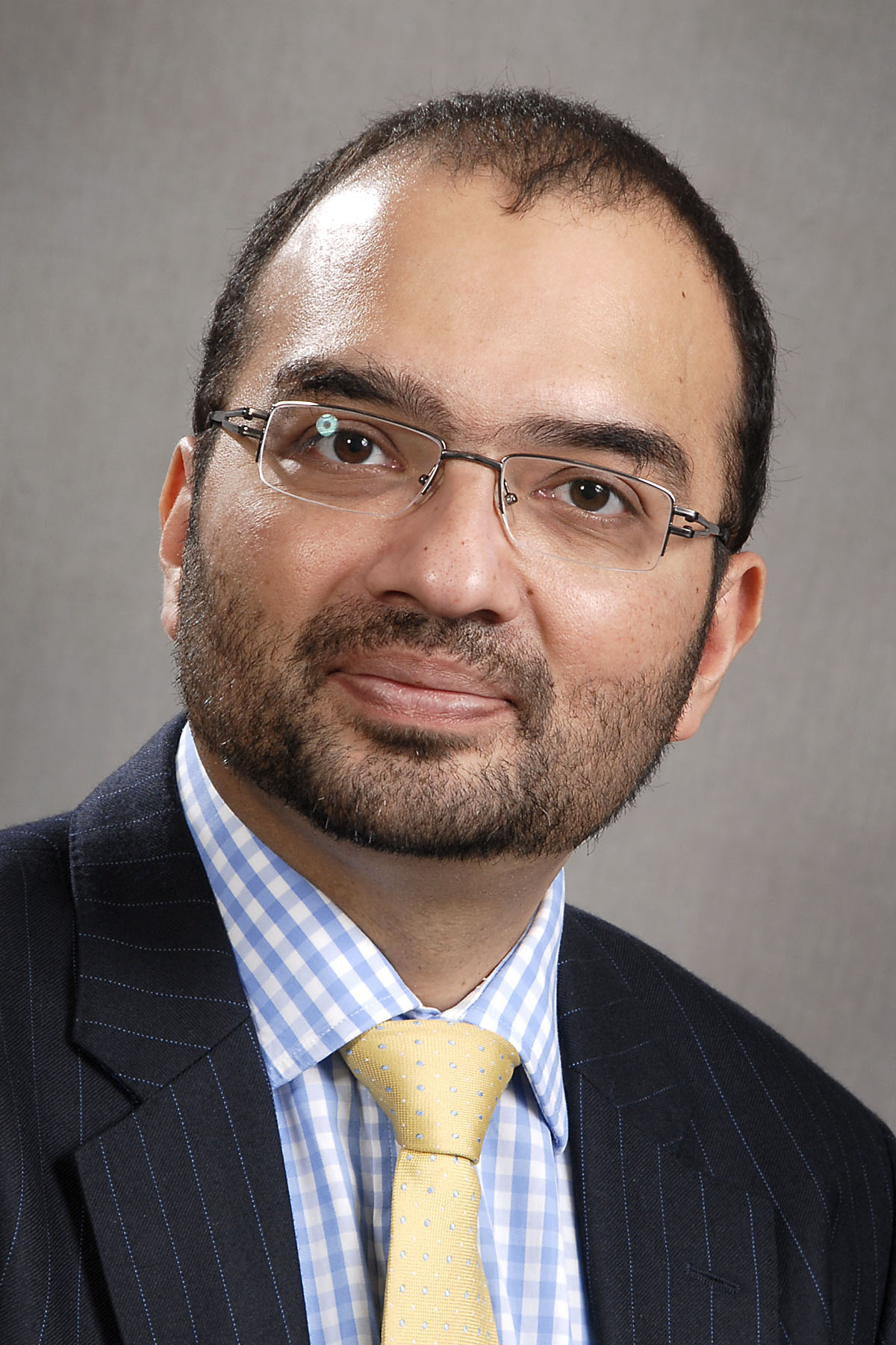 Mr Amir Qureshi, consultant knee and limb reconstruction surgeon